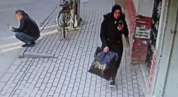 Bursa'da yardım görevlisinin çantasını çalan kadın kameraya yakalandı
