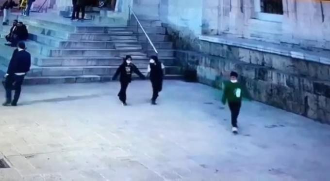 Tarihi Ulucami'de namaz kılar gibi yapıp telefonu böyle çaldı