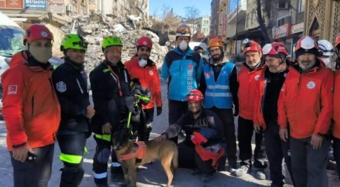 Depremde 7 kişiyi hayata bağlayan ekip yaşadıklarını anlattı