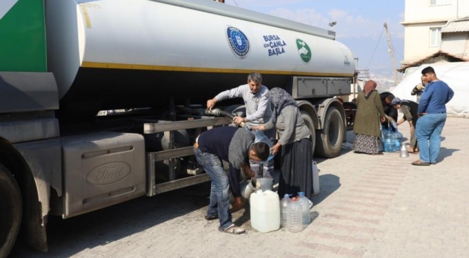 Bursa'nın su tankerleri depremzedeler için sahada
