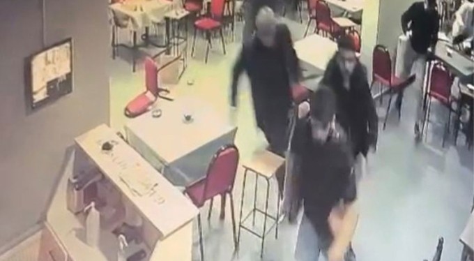 Başı döndü deprem oluyor sandı, kıraathaneyi birbirine kattı