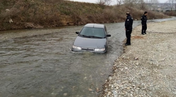 Bursa'da otomobil dereye uçtu