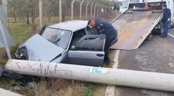 Bursa'da kaza! Otomobil elektrik direğine çarptı