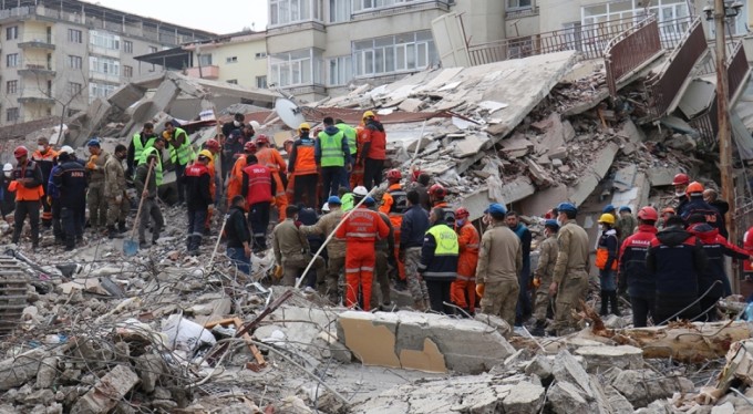 Malatya'da enkaz altında kalanları arama kurtarma çalışmaları sürüyor