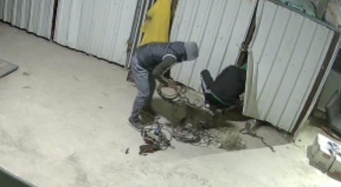 Bursa'da makine hırsızları kameraya yakalandı