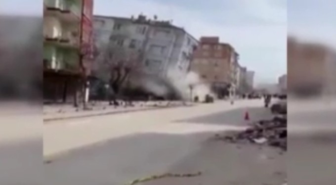 5.6'lık depremde binaların yıkılma anı kameraya yansıdı