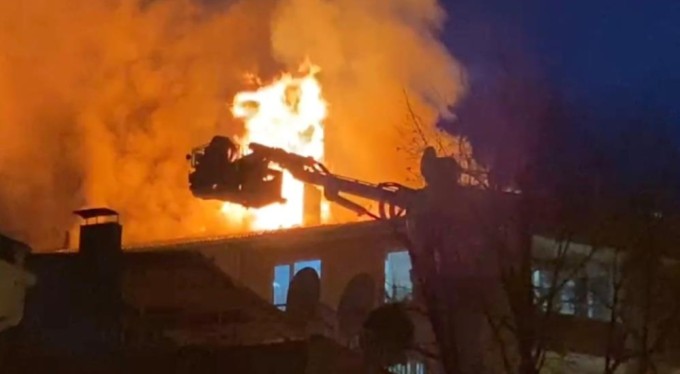 Bursa'da mahalle ayağa kalktı! Apartman çatısı alev alev