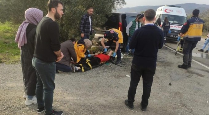 Bursa'da depremzede ailenin bulunduğu araç kaza yaptı! Yaralılar var