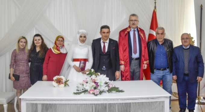 Depremzede çift Karacabey'de dünyaevine girdi