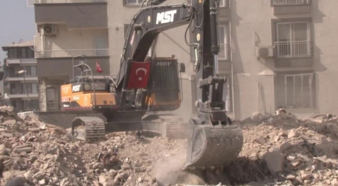 Hatay'da enkaz kaldırma çalışmaları devam ediyor