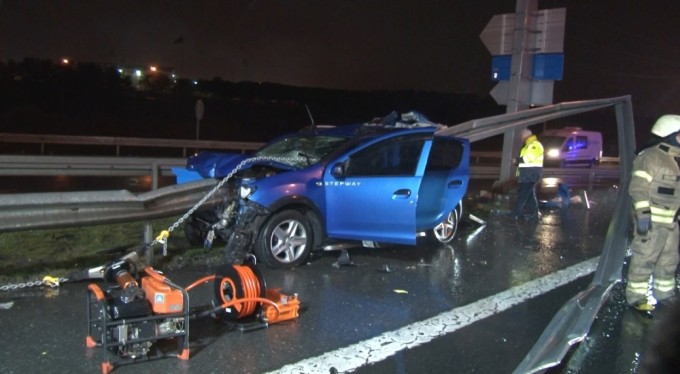 TEM Otoyolu'nda otomobil bariyere girdi: 1 ölü