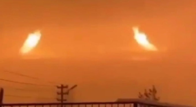 Deprem sırasında gölden alevler yükseldi! İşte o anlar...