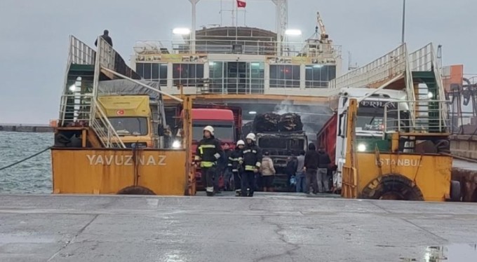 Feribot denizin ortasında alev alev yandı! 30 kişi dumandan etkilendi