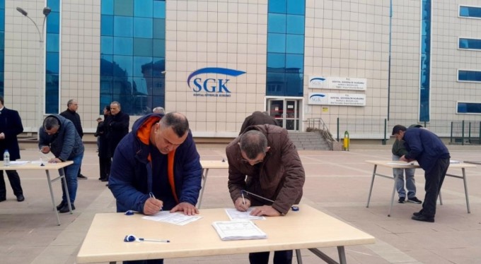 EYT'liler için Bursa'da örnek uygulama! Kuyruğu böyle bitirdiler