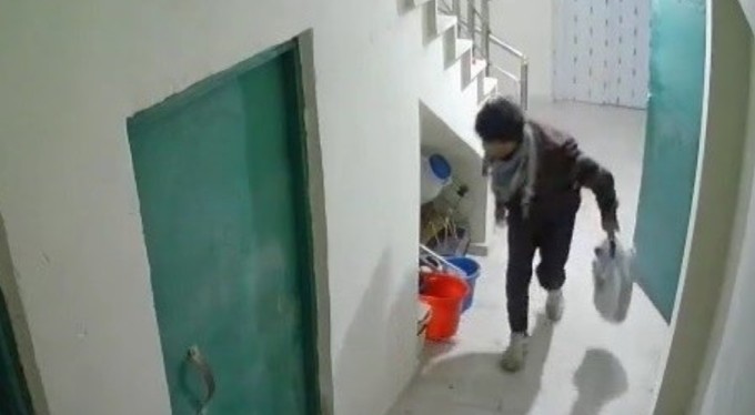 Bursa'da apartman hırsızı kameraya yakalandı! Eline ne geldiyse çaldı