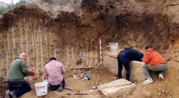 Mudanya'da pazaryeri inşaatından lahit çıktı