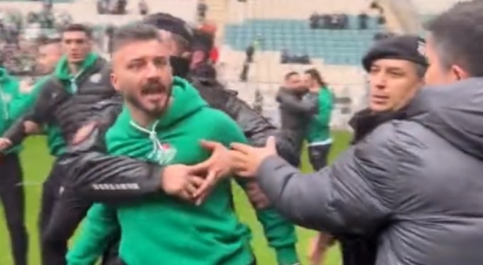 Bursaspor-Amedspor maçı öncesi saha karıştı! Futbolcular birbirine girdi