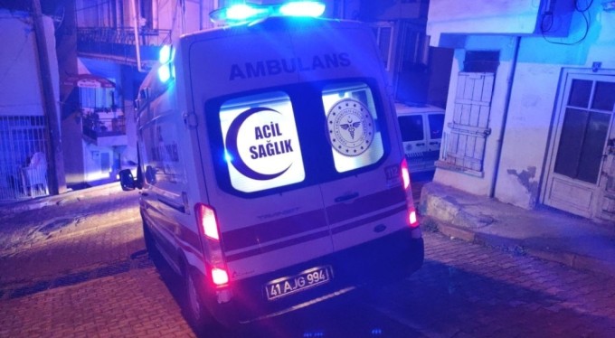 Babasına öfkelendi, yumruk attığı cam elini kesti