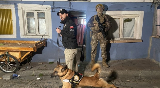 Uyuşturucu tacirlerine şafak operasyonu