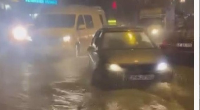 İzmir'de yağmur hayatı felç etti