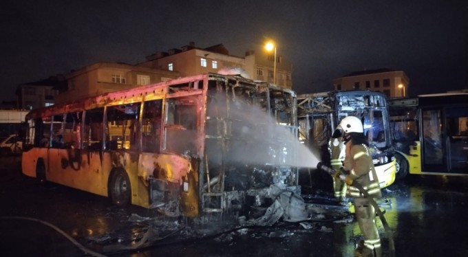 3 otobüs alev alev yandı