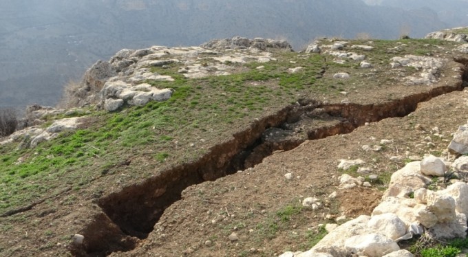Bin 400 metre rakımda ürküten görüntü! Depremin boyutunu gözler önüne serdi