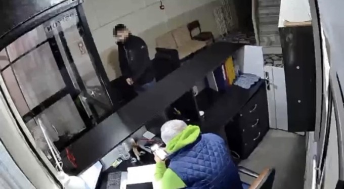 Bursa'da otel hırsızı kamerada! 16 bin TL'lik cep telefonu çalıp kaçtı