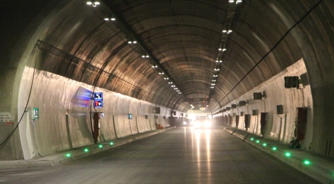 Dünyanın üçüncü, Avrupa'nın en uzunu! Çift tüplü karayolu tüneli gün sayıyor