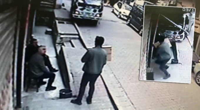 Dehşet anları kamerada! Freni boşalan kamyonetten kıl payı kurtuldular