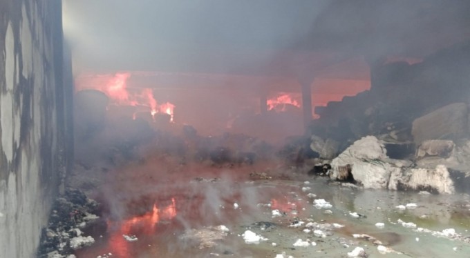 Deprem bölgesinde fabrika yangını