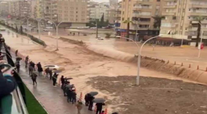 Deprem bölgesini sel vurdu! Çok sayıda can kaybı var