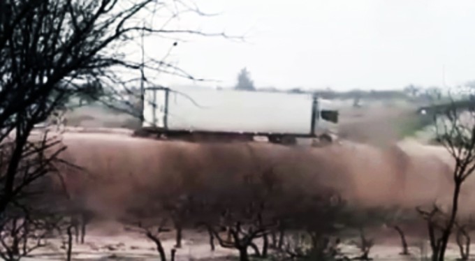 Şanlıurfa'da sel sularında sürüklenen tır dereye böyle düştü