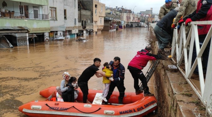 Evlerinde mahsur kalanlar botlarla kurtarıldı