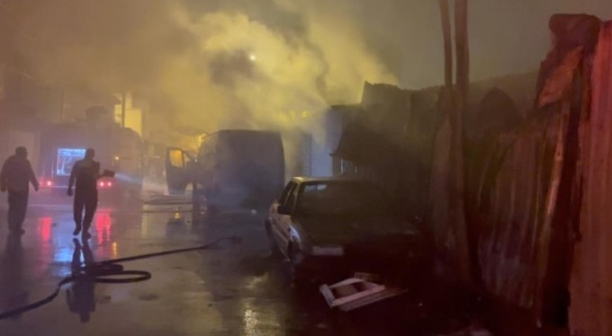 Bursa'da hurdalıkta yangın! Hortum deposuna sıçrayınca...