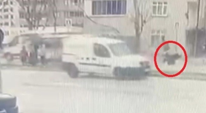 Bursa'da saniye saniye kaza! Küçük çocuğa çarpıp metrelerce savurdu