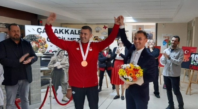 Bursa'nın şampiyon öğretmenini öğrencileri coşkuyla karşıladı