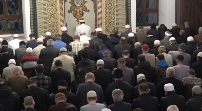 Bursa'da Ramazan dualarla karşılandı, camiler doldu taştı