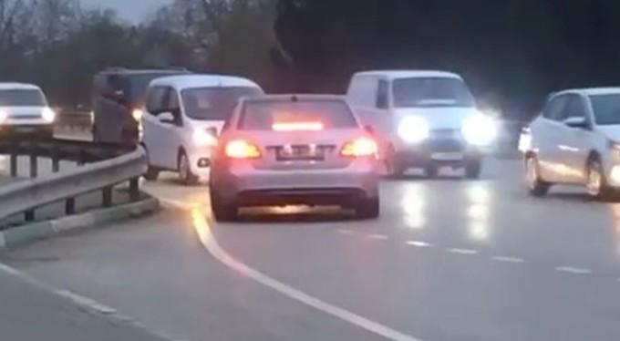 Bursa'da ters şeritten giden otomobil, ölüme meydan okudu