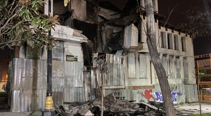 4 ay önce yanan tarihi metruk bina kısmen çöktü