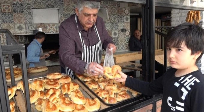 Bursa'nın 90 yıllık geleneği! İftariyelik tabanca ve kılıç poğaça...