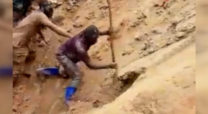 Toprak altında kalan madencileri elleriyle kazarak kurtardı