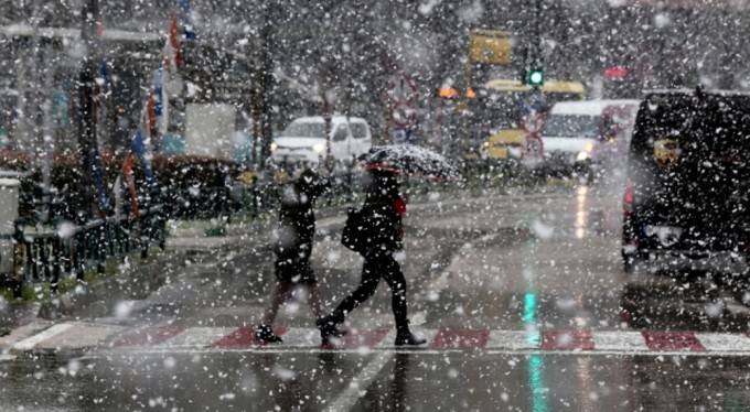 Bursa'ya kış geri döndü! Kent merkezi beyaza büründü