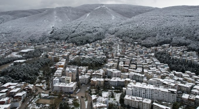 Bursa'ya mart karı! Uludağ eteklerindeki mahalleler beyaza büründü
