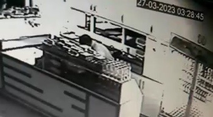 Bursa'da 14 yaşındaki hırsız kamerada! Önce para sonra meşrubat çaldı