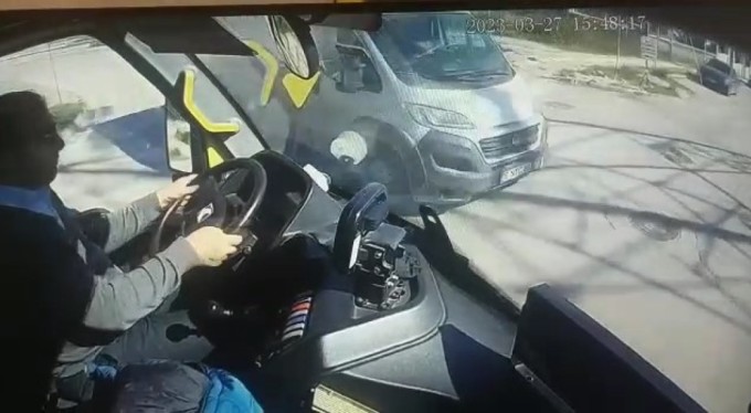 Bursa'da panik anları kamerada! Yolcu dolu halk otobüsü ile servis aracı böyle çarpıştı