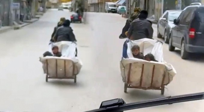 Bursa'da yürekleri ağza getiren anlar! Motosiklete bağladıkları çekçekle çocukları böyle taşıdılar