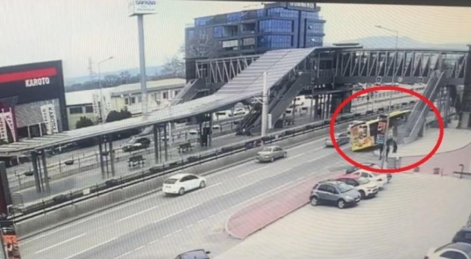 Bursa'da belediye otobüsü bariyerlere ok gibi saplandı! O kaza anbean kamerada