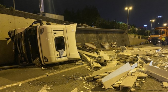 Kontrolden çıkan tır yol ayrımından D-100 kara yoluna düştü