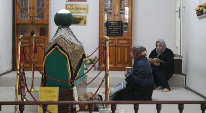 Bursa'da evin içindeki türbe Ramazan'da ilgi odağı oldu