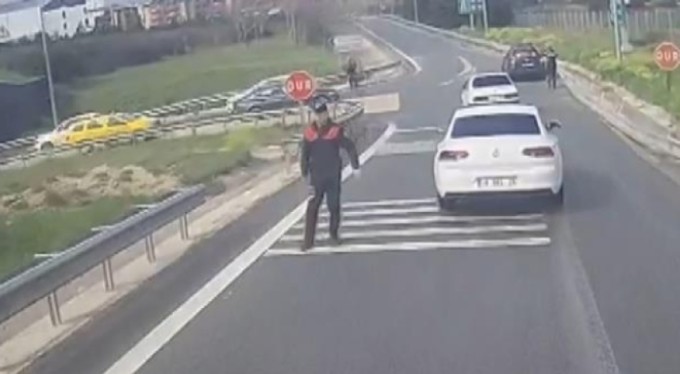 Bursa'da Dur' ihtarına uymayıp polisi ezdi! O anlar kamerada